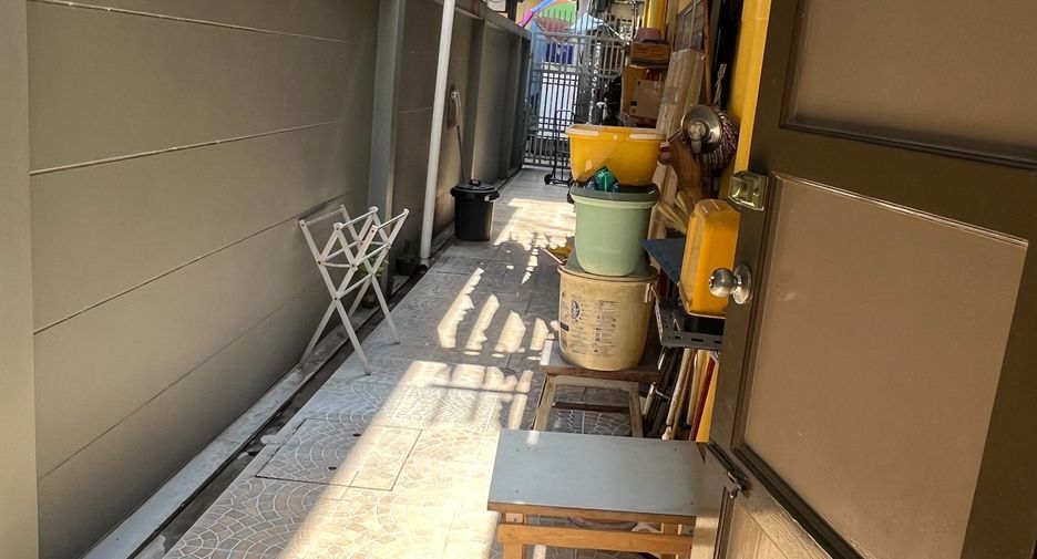 For sale 2 bedrooms townhouse in Phra Nakhon, Bangkok