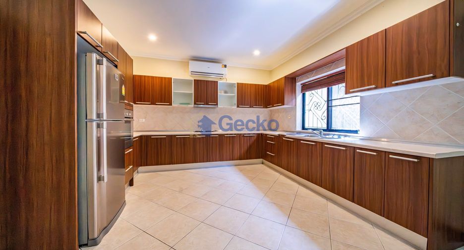 For sale 4 bedrooms house in Pratumnak, Pattaya