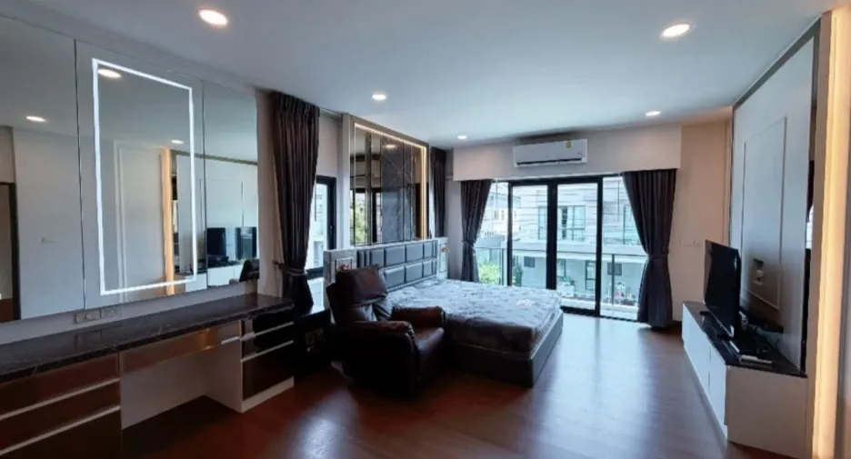 For sale 5 bedrooms house in Bang Phli, Samut Prakan