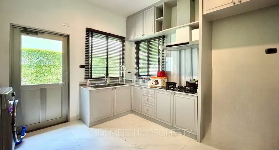 For sale 4 bedrooms house in Lat Krabang, Bangkok