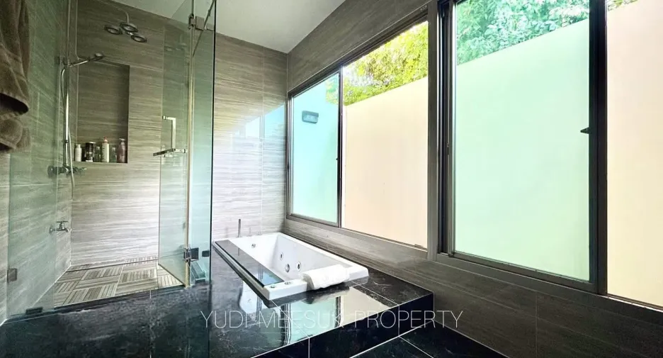 For sale 4 bedrooms house in Lat Krabang, Bangkok