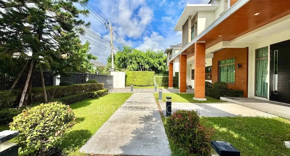 For sale 4 bedrooms house in Lat Krabang, Bangkok