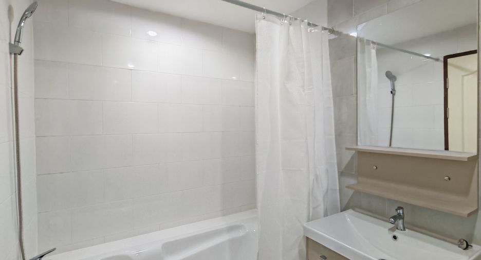 For rent 2 bedrooms condo in Huai Khwang, Bangkok