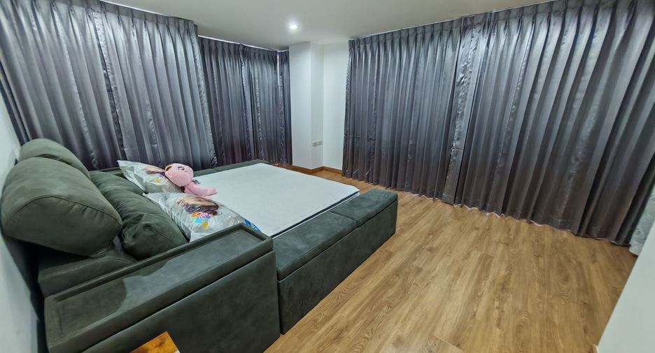 For rent 2 bedrooms condo in Huai Khwang, Bangkok