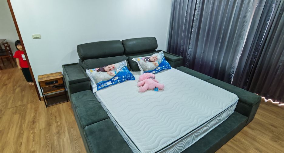 For rent 2 bedrooms condo in Huai Khwang, Bangkok