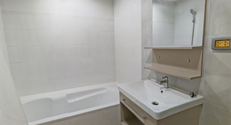 For rent 2 bedrooms condo in Huai Khwang, Bangkok