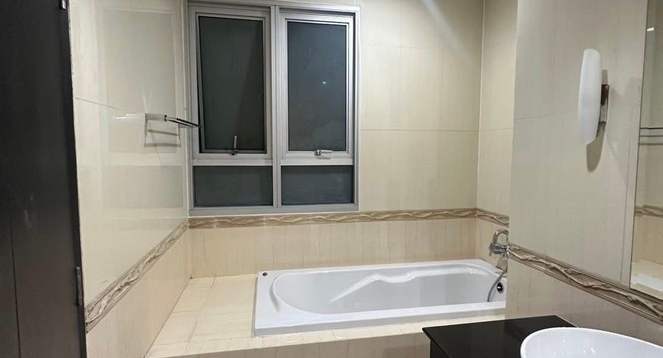 Wohnung zur Miete mit 2 Zimmer in Pathum Wan, Bangkok