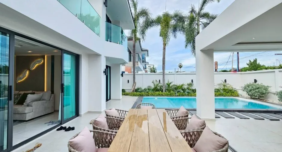 For sale 4 bedrooms villa in Jomtien, Pattaya