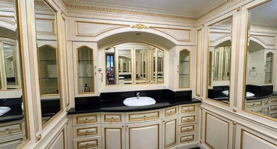 For sale 5 bedrooms villa in Central Pattaya, Pattaya