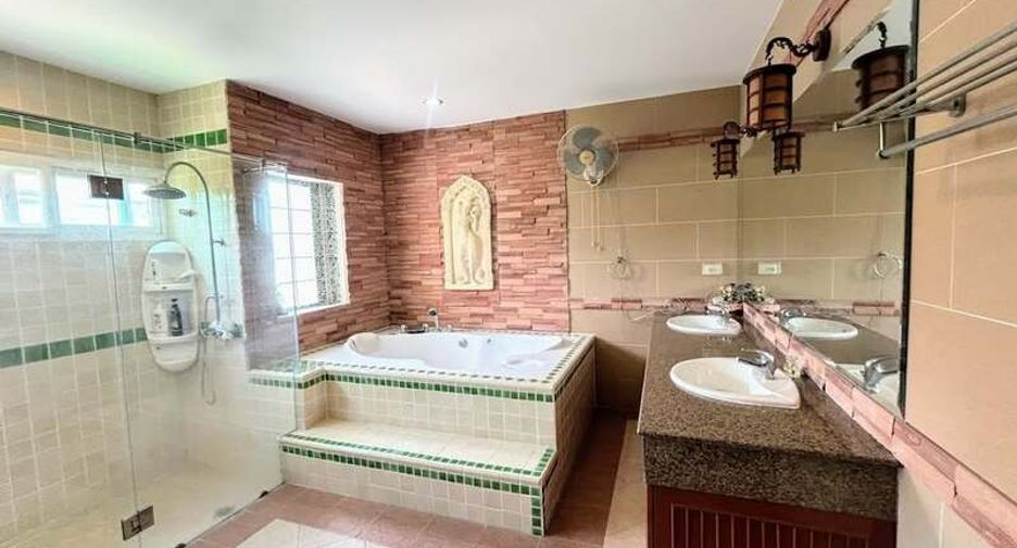 For sale 5 bedrooms villa in Central Pattaya, Pattaya