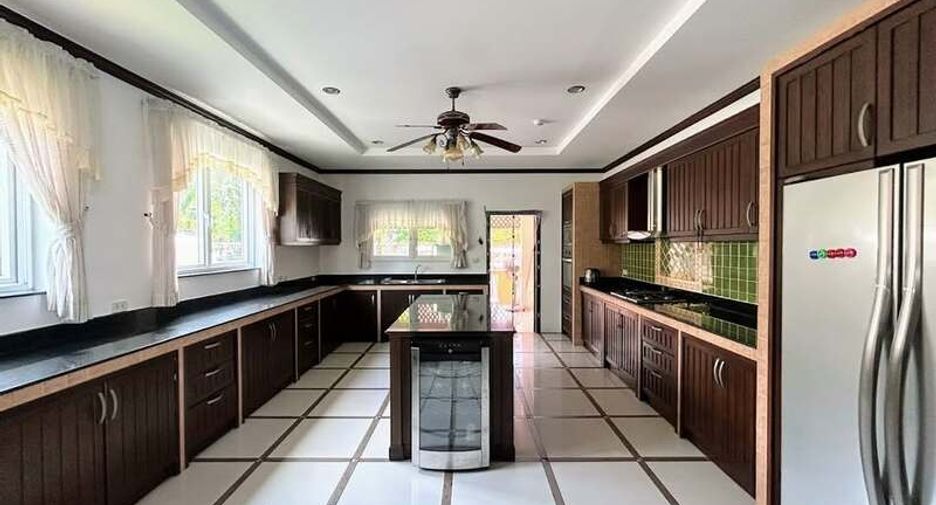 For sale 5 bedrooms villa in Central Pattaya, Pattaya