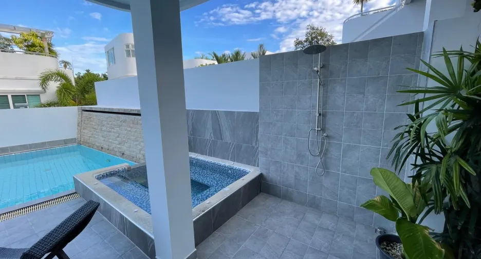 À vendre et à louer 4 chambres villa à Mueang Phuket, Phuket