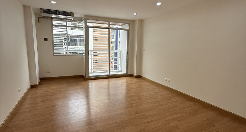 For sale studio condo in Phra Khanong, Bangkok