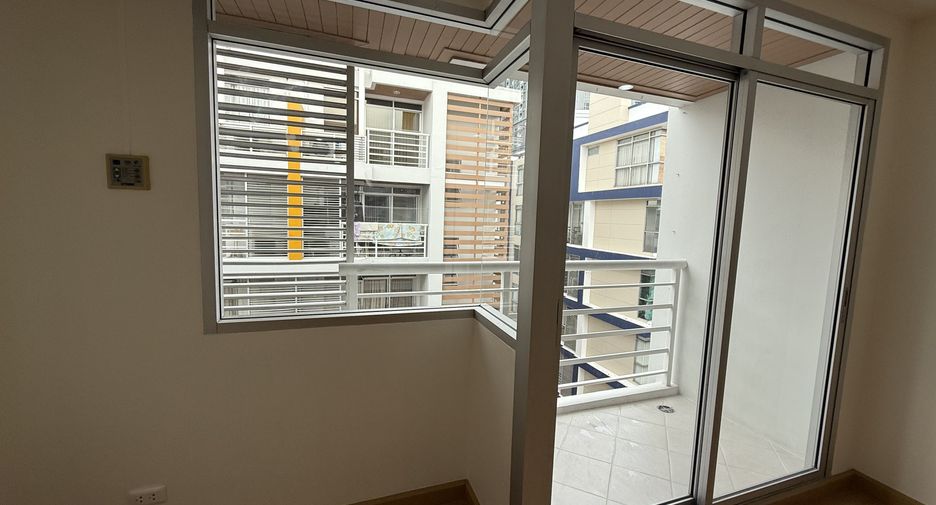 For sale studio condo in Phra Khanong, Bangkok