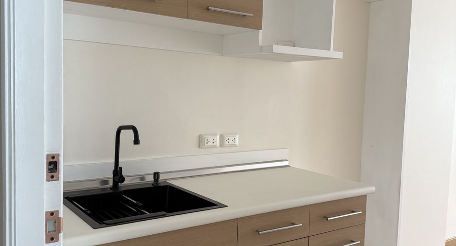 For sale studio condo in Phra Khanong, Bangkok