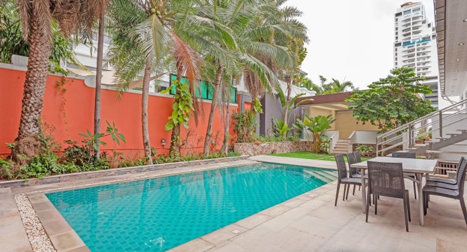 For sale 4 bedrooms house in Pratumnak, Pattaya