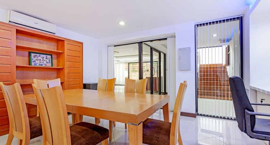 For sale 4 bedrooms house in Pratumnak, Pattaya