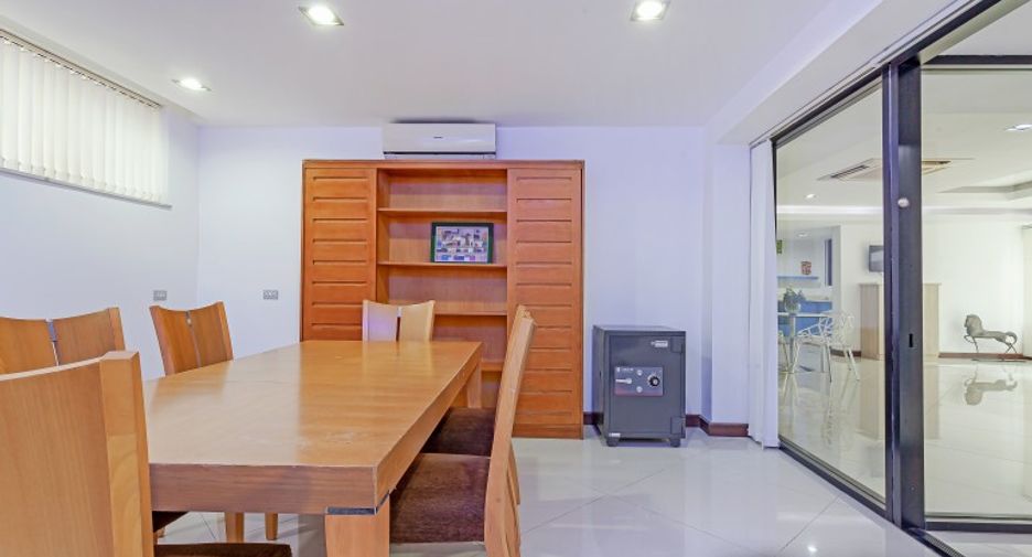 For sale 4 bedrooms house in Pratumnak, Pattaya