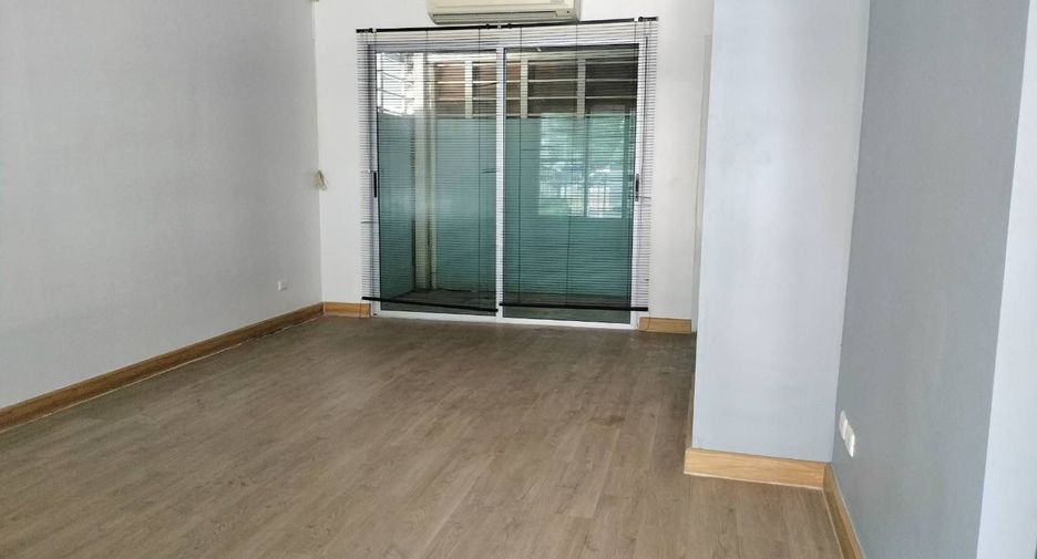 For rent 3 bedrooms townhouse in Prawet, Bangkok
