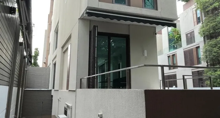 For sale 3 bedrooms condo in Yan Nawa, Bangkok