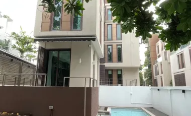 Condo en venta de 3 habitaciones en Yan Nawa, Bangkok