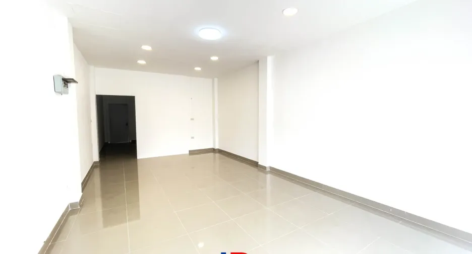 For sale 2 ベッドルーム retail Space in Sam Phran, Nakhon Pathom