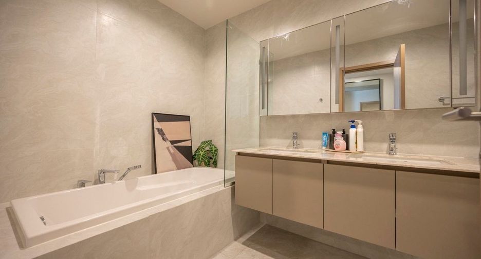 For rent 2 bedrooms condo in Huai Khwang, Bangkok