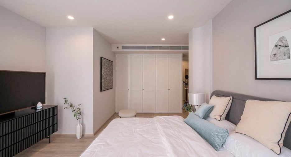 For rent 2 bedrooms condo in Huai Khwang, Bangkok