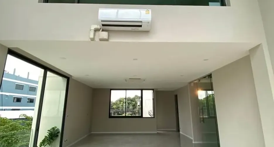 For rent and for sale 4 bedrooms office in Suan Luang, Bangkok