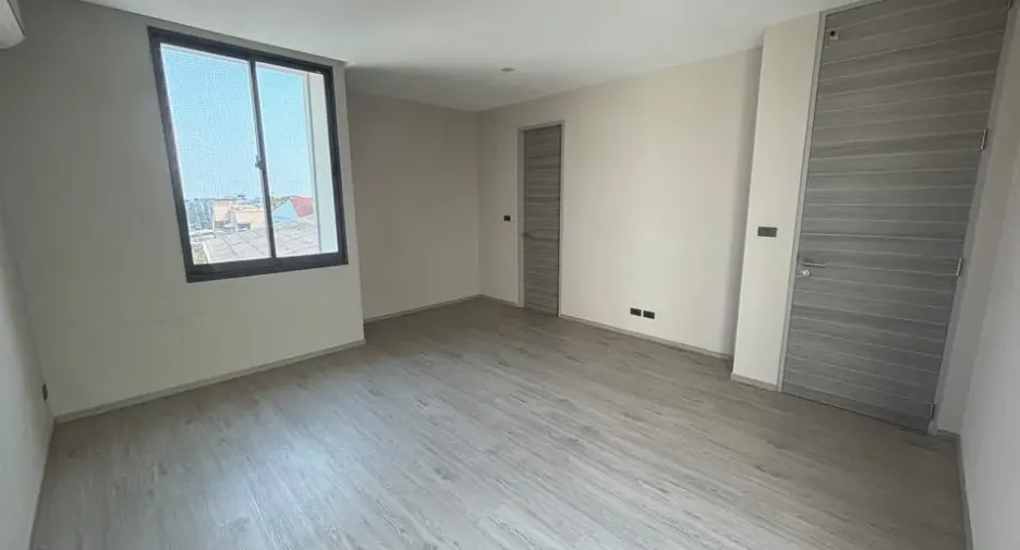 For rent and for sale 4 bedrooms office in Suan Luang, Bangkok