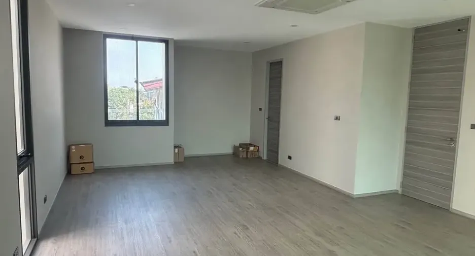 For rent and for sale 4 bedrooms office in Suan Luang, Bangkok