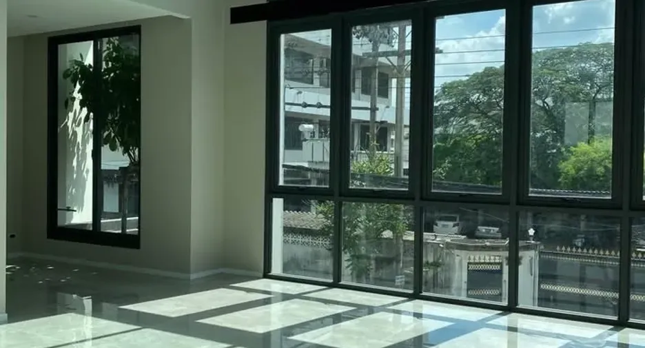 For rent and for sale 4 bedrooms office in Suan Luang, Bangkok
