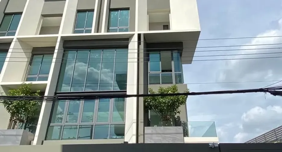 For rent and for sale 4 bedrooms office in Suan Luang, Bangkok