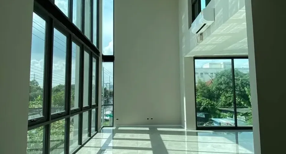 For rent and for sale 4 bedrooms office in Suan Luang, Bangkok