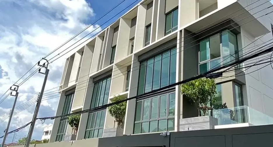 For rent and for sale 4 bedrooms office in Suan Luang, Bangkok