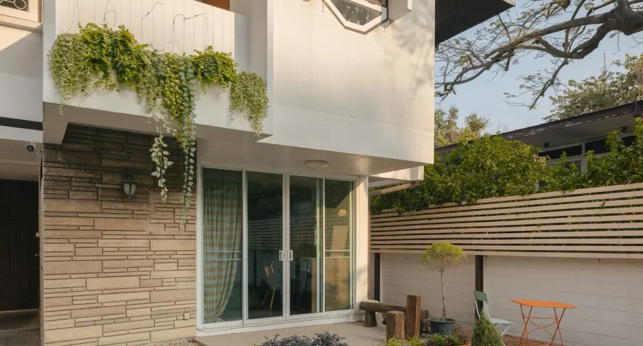 For rent 3 bedrooms retail Space in Watthana, Bangkok