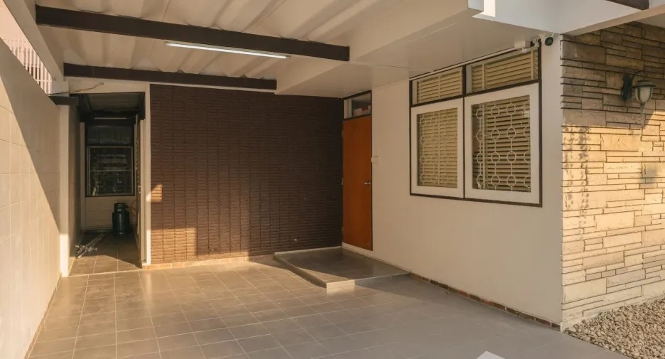 For rent 3 bedrooms retail Space in Watthana, Bangkok