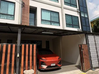 For rent 4 bedrooms house in Phra Khanong, Bangkok