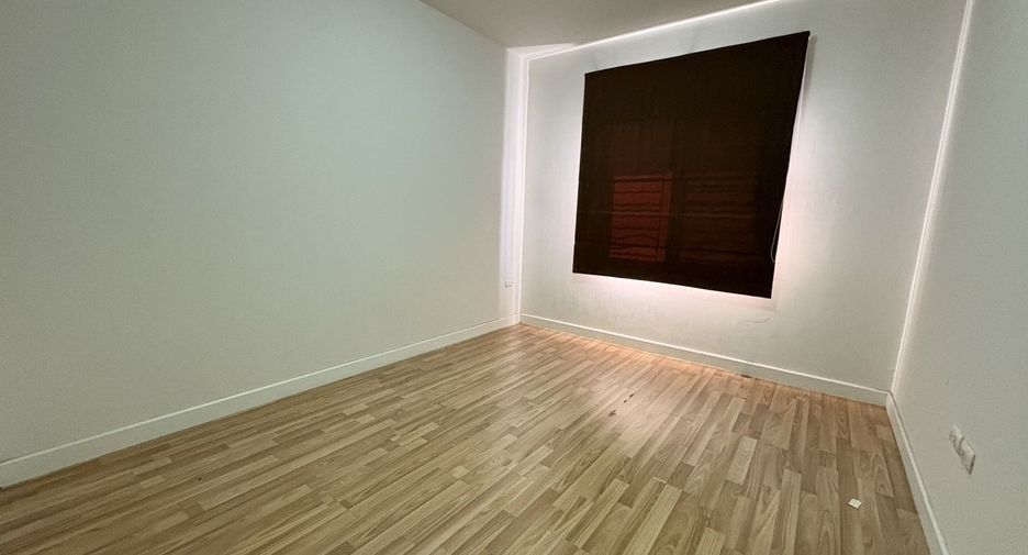 For sale 3 bedrooms townhouse in Bang Sao Thong, Samut Prakan