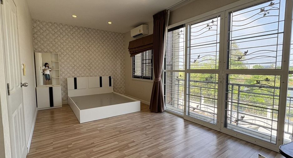 For sale 3 bedrooms townhouse in Bang Sao Thong, Samut Prakan