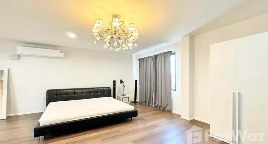 For sale 7 bedrooms villa in Khlong San, Bangkok