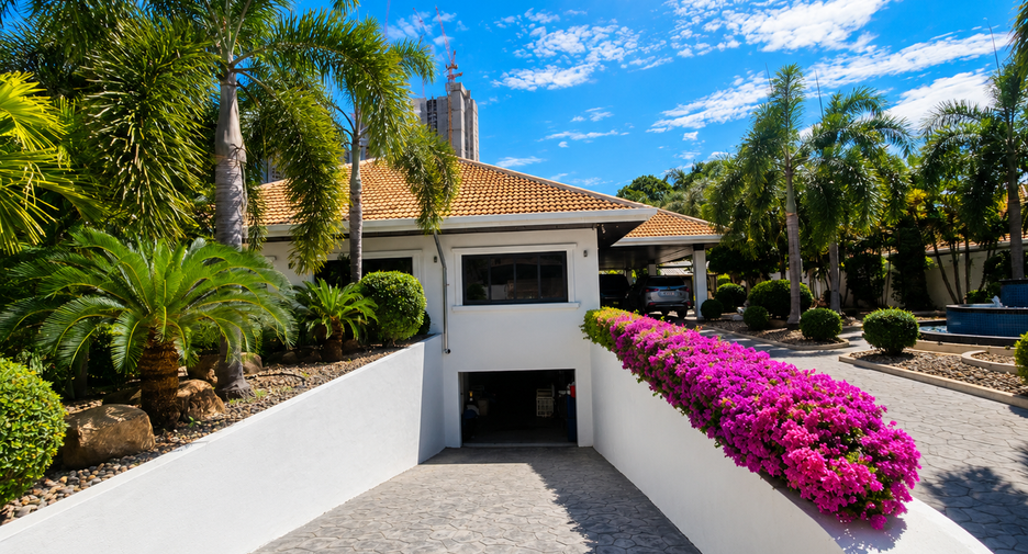 For sale 8 bedrooms house in Jomtien, Pattaya