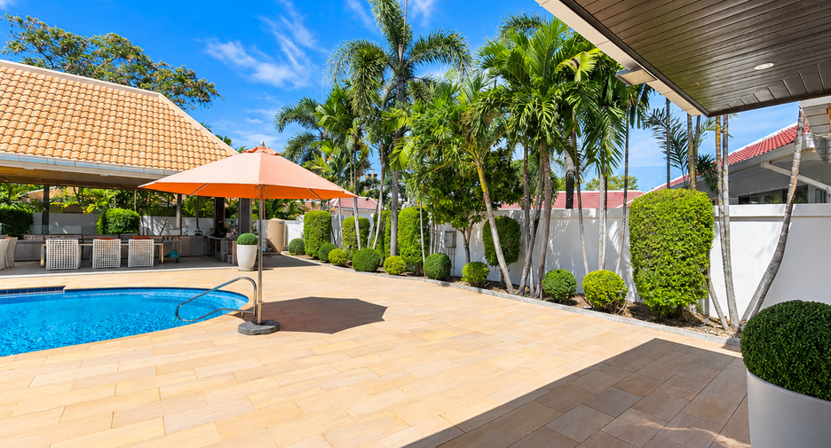 For sale 8 bedrooms house in Jomtien, Pattaya