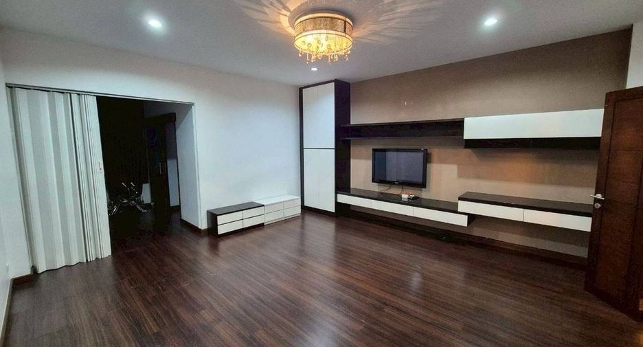 For rent 3 bedrooms townhouse in Phaya Thai, Bangkok