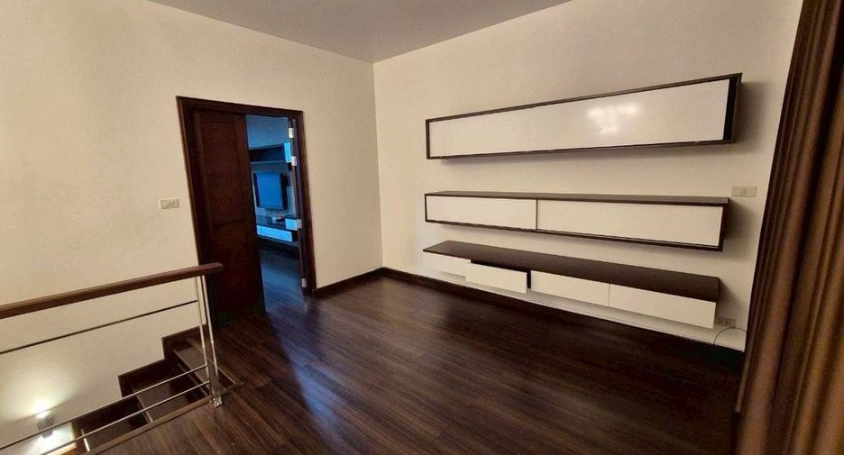 For rent 3 bedrooms townhouse in Phaya Thai, Bangkok