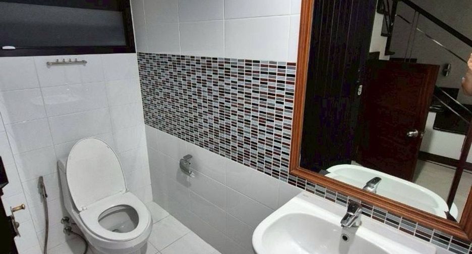 For rent 3 bedrooms townhouse in Phaya Thai, Bangkok