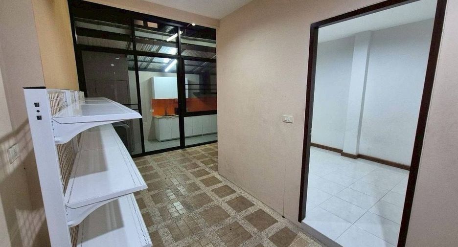 For rent 3 bedrooms townhouse in Phaya Thai, Bangkok