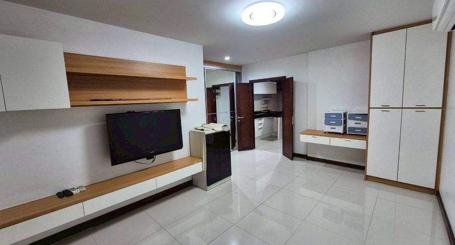 For rent 3 bedrooms townhouse in Phaya Thai, Bangkok