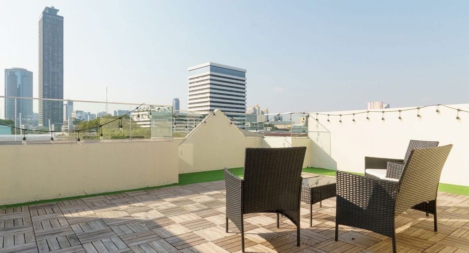 For rent 5 bedrooms townhouse in Watthana, Bangkok