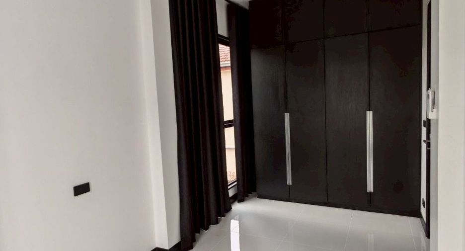 For rent and for sale 5 bedrooms townhouse in Wang Thonglang, Bangkok